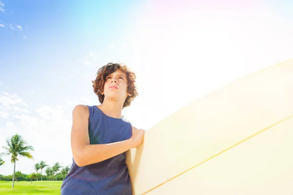 Nahaufnahme Eines Selbstbewussten Jungen Surfers Der Mit Surfbrett Palmenstrand Posiert — Stockfoto