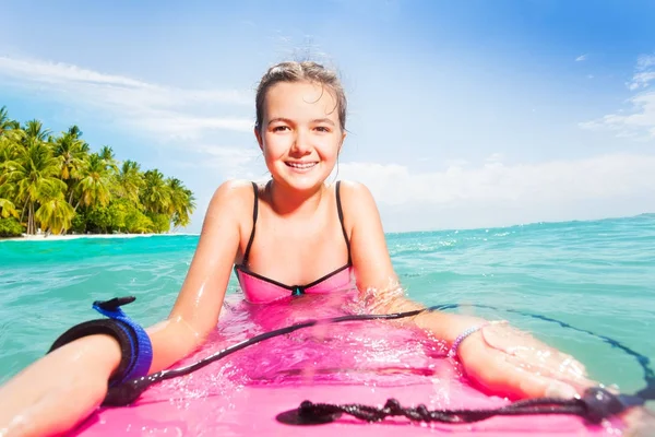 Portret Teen Dziewczyna Pływanie Pokładzie Różowe Ciało Tropikalnej Wyspie Tle — Zdjęcie stockowe