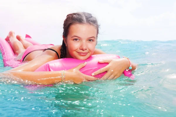 Teenager Mädchen Schwimmt Auf Rosa Matratze Klaren Meerwasser Und Schaut — Stockfoto