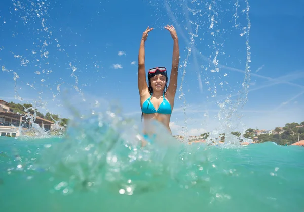 Menina Adolescente Máscara Mergulho Divertindo Fazendo Salpicos Água Mar Clara — Fotografia de Stock