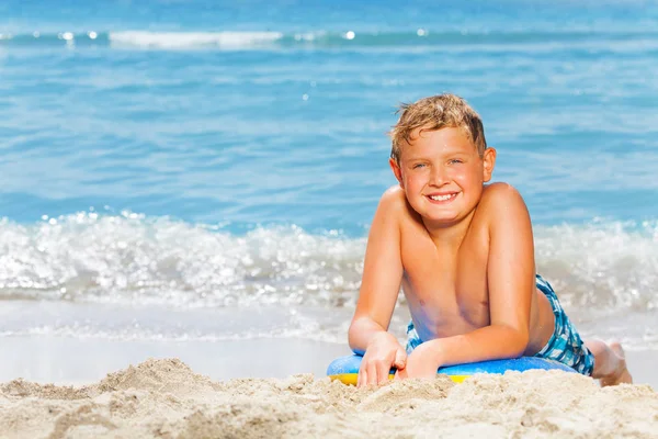 Vacker Knubbig Pojke Sommaren Havet Semester Låg Stranden Kroppen Styrelsen — Stockfoto