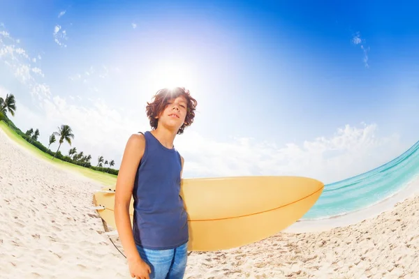 Glada Teen Pojke Den Strand Stående Med Surfing Board Nära — Stockfoto
