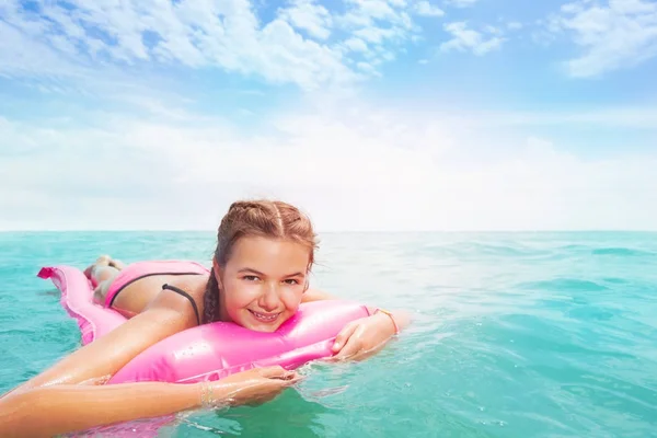 Menina Branca Bonita Nadar Colchão Mar Perto Retrato — Fotografia de Stock