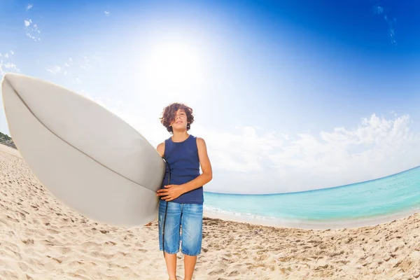 Tonårspojke Stående Nära Havet Sandstrand Med Hans Surfbräda Soligt Väder — Stockfoto