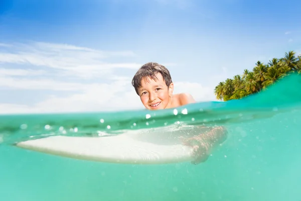 Szczęśliwy Przystojny Chłopczyk Pływanie Pokładzie Surfingu Pół Ocean Podwodne Podziału — Zdjęcie stockowe