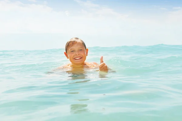Szczęśliwy Preteen Boy Pływanie Morzu Zabawy Wyświetlono Kciuk — Zdjęcie stockowe