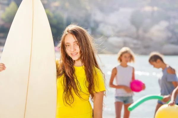 Χαριτωμένο Εφηβικό Κορίτσι Στέκεται Surf Σκάφους Στην Ηλιόλουστη Παραλία Και — Φωτογραφία Αρχείου