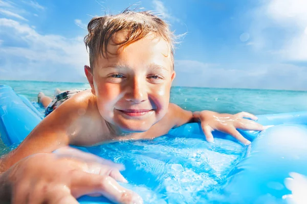 Chłopiec Pływać Wodzie Uśmiechając Się Portret Zamknij Niebieski Kolacyjki Morze — Zdjęcie stockowe