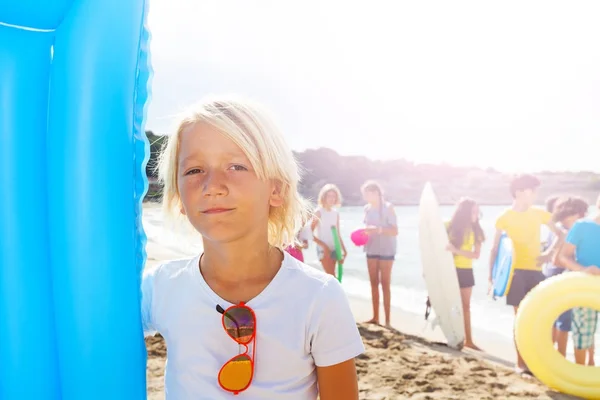 Porträt Eines Blonden Jungen Mit Matratze Und Sonnenbrille Strand — Stockfoto