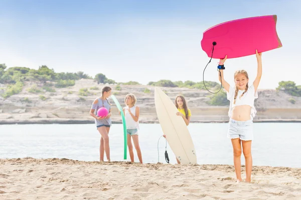 Dziewczyna Ciała Pokładzie Surfingu Morze Stanąć Piaszczystej Plaży Jej Przyjaciel — Zdjęcie stockowe