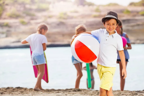 Szczęśliwy Chłopiec Nad Morzem Piłka Plażowa Jego Przyjaciele — Zdjęcie stockowe