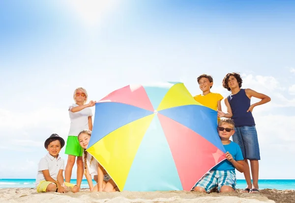 Muchos Niños Niños Niñas Detrás Del Paraguas Playa Las Vacaciones — Foto de Stock