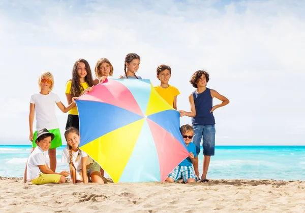 Niños Niñas Sientan Con Sombrilla Playa Gran Grupo Demonios Caluroso — Foto de Stock