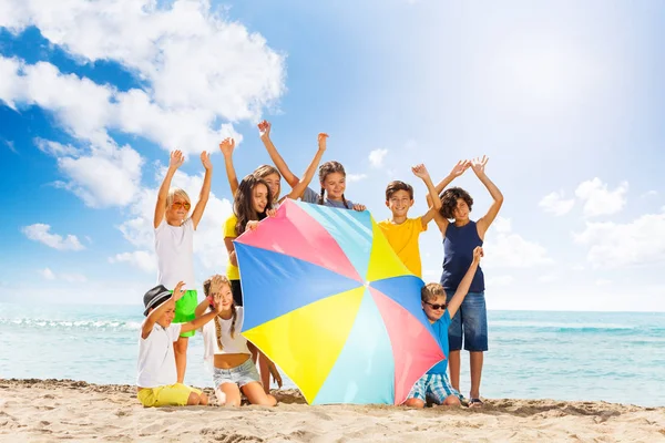 Sok Boldog Gyerek Mögött Hatalmas Napernyő Együtt Nyári Vakáció Felemelt — Stock Fotó