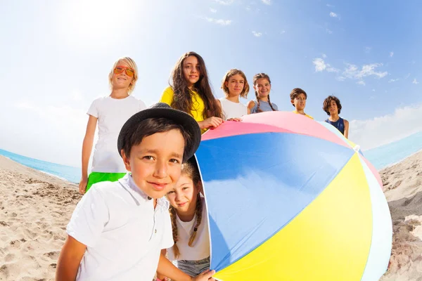 Group Kids Play Beach Umbrella Sea Summer Vacation — Stock Photo, Image