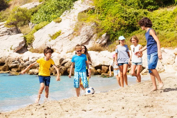 Grupo Chicos Juegan Fútbol Playa Cerca Del Mar — Foto de Stock
