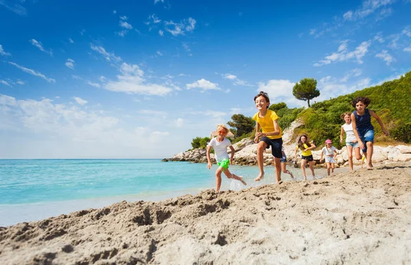 Stor Grupp Pojkar Och Flickor Med Barn Kör Stranden Nära — Stockfoto