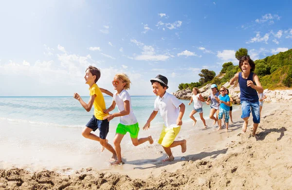 Duża Grupa Dzieci Uruchomić Morza Razem Wzdłuż Wody Gorący Słoneczny — Zdjęcie stockowe