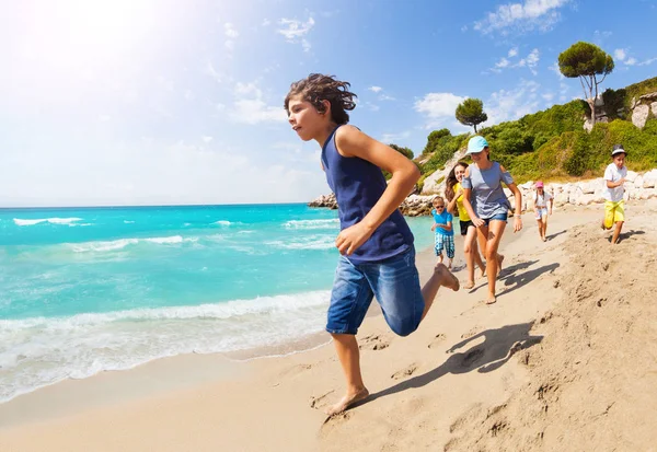 Grupo Lindos Niños Preadolescentes Corren Rápido Playa Soleada Arenosa —  Fotos de Stock