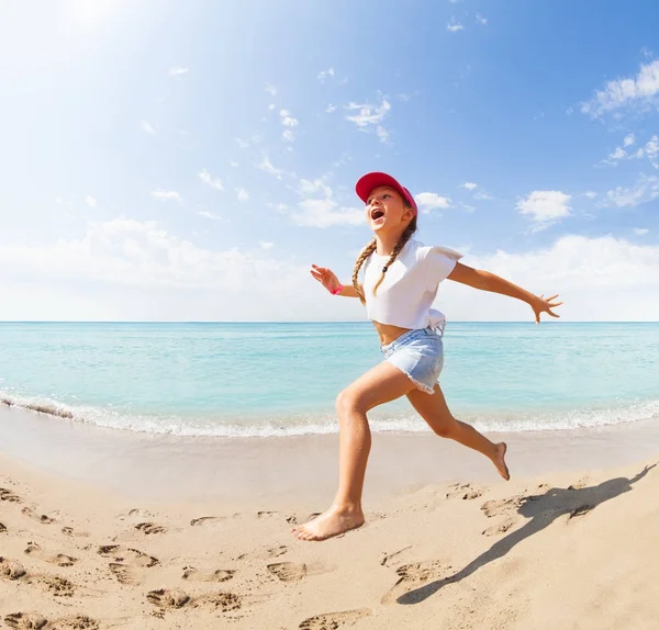 Забавная Маленькая Девочка Бейсболке Бегает Прыгает Босиком Белому Песку Солнечного — стоковое фото