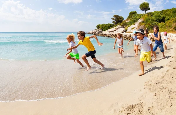 Grupo Niños Felices Corriendo Descalzos Divirtiéndose Playa Arena Tiempo Soleado — Foto de Stock