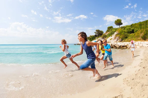 Grupo Niños Activos Haciendo Una Carrera Playa Mediterránea Arena Verano — Foto de Stock