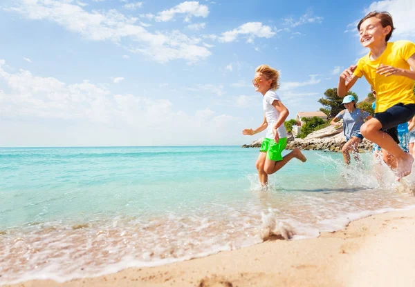 Szczęśliwe Dzieci Roześmiany Uruchomiona Wody Plaży Dzięki Czemu Odpryskami Razem — Zdjęcie stockowe