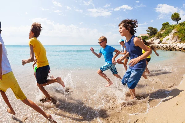 Große Gruppe Von Kindern Läuft Strand Wasserrand Heißen Sommerferientagen — Stockfoto