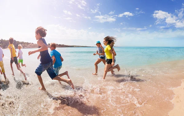 Crianças Correm Praia Areia Branca Verão Dia Quente Desfrutando Férias — Fotografia de Stock