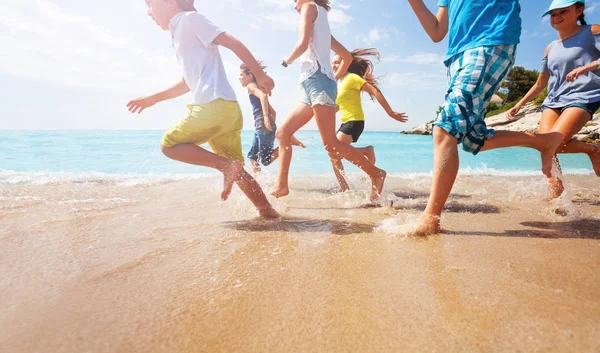Zbliżenie Wielu Nogi Dzieci Biegają Morze Płytkie Wody Słonecznych Tle — Zdjęcie stockowe