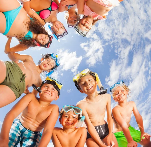 Gracioso Grupo Niños Traje Baño Con Máscaras Snorkel Inclinándose Mirando — Foto de Stock
