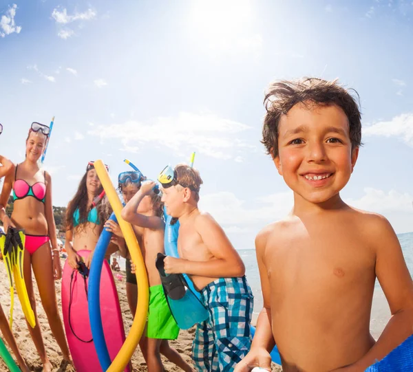 Close Πορτρέτο Μικρού Αγοριού Στην Παραλία Καλοκαίρι Τους Φίλους Του — Φωτογραφία Αρχείου