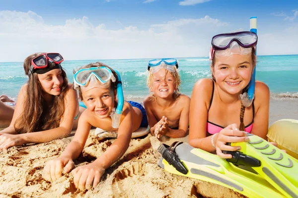 Grupp Barn Sandstranden Med Simning Verktyg Och Bär Snorkling Masker — Stockfoto