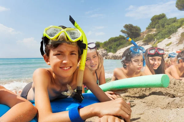 Retrato Niño Máscara Buceo Yacía Arena Con Amigos Fondo — Foto de Stock