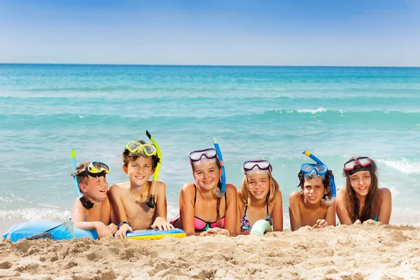 Große Gruppe Von Kindern Schnorchelmasken Lag Meeresstrand Mit Surfbrettern Und — Stockfoto