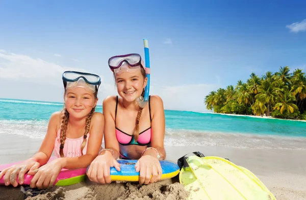 Two Girls Snorkeling Mask Friends Laying Beach Surfboards Having Flippers — Stock Photo, Image