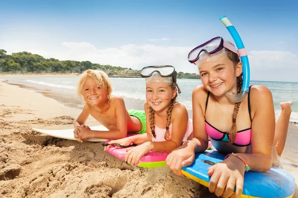 Lindos Niños Tendidos Una Fila Con Tablas Surf Cuerpo Playa — Foto de Stock