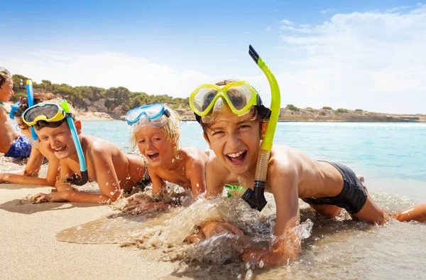 Grupo Niños Equipo Buceo Playa Con Olas Agua Sonrientes —  Fotos de Stock