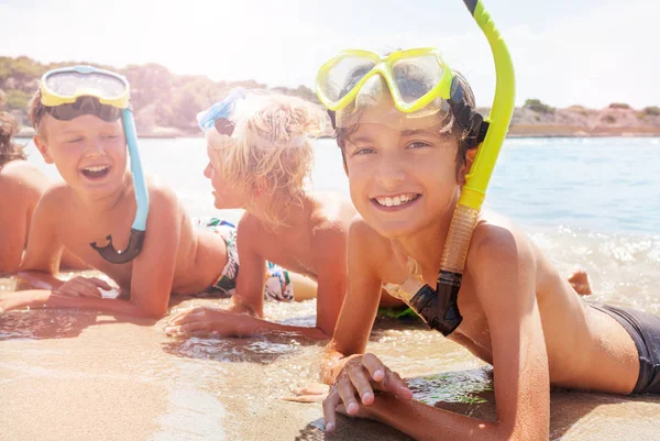 Niño Con Amigos Máscara Buceo Sonriendo Tendido Arena Olas Del —  Fotos de Stock