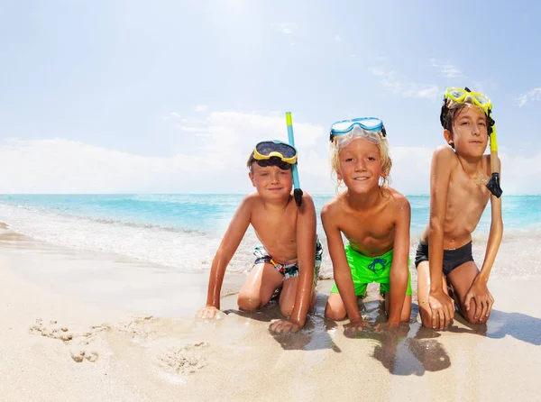 Três Meninos Felizes Praia Mar Ondas Água Surge Máscaras Mergulho — Fotografia de Stock