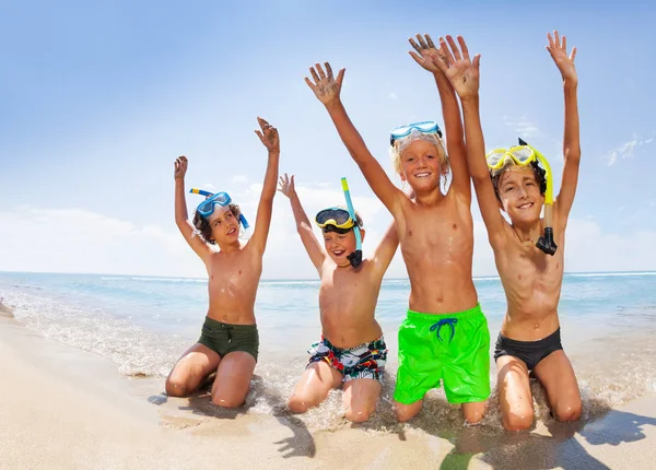 Четыре Милых Мальчика Поднимают Руки Вверх Смеются Веселятся Песчаном Пляже — стоковое фото