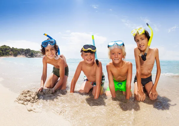 Quattro Ragazzini Felici Sulla Spiaggia Acqua Mare Ondate Maschere Subacquee — Foto Stock