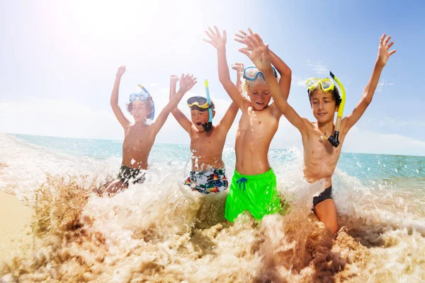 Four Friends Having Fun Shallow Water Waves Coming Them — Stock Photo, Image