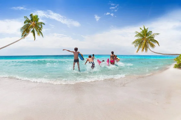 Back View Large Group Kids Running Sea Water Tropical Beach — Stock Photo, Image