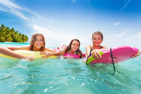 Tres Chicas Nadan Mar Tablas Surf Cuerpo Feliz Sonrisa Inflable —  Fotos de Stock