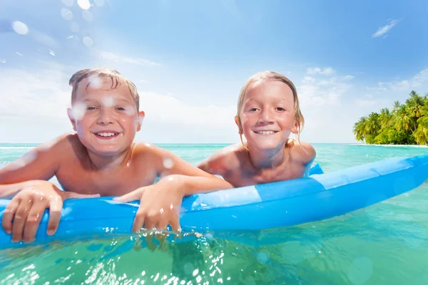 Due Ragazzi Felici Sul Matrass Gonfiato Blu Che Sorridono Nuotando — Foto Stock