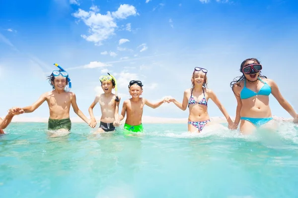Niños Con Máscaras Buceo Corriendo Mar Tomados Mano Sobre Fondo — Foto de Stock