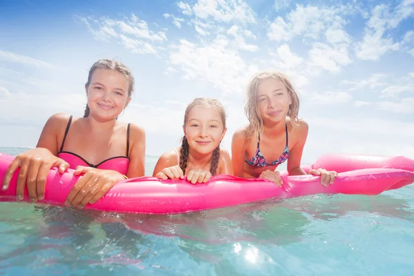 Grupo Três Meninas Nadam Matrass Rosa Mar Trajes Natação Feliz — Fotografia de Stock