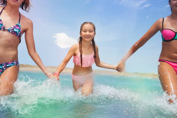 Tři Dívky Drželi Ruce Moře Společně Úsměvem Plavky — Stock fotografie