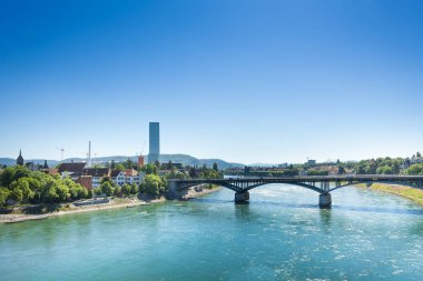 Ren Nehri kıyısındaki Wettstein bridge ön planda, Basel, İsviçre ile panoramik manzaralı